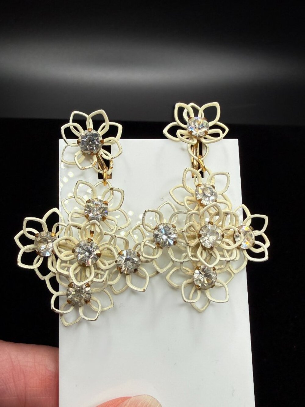 VTG Kramer White Flower & Rhinestone Dangle Drop Gold Tone Screwback Earrings